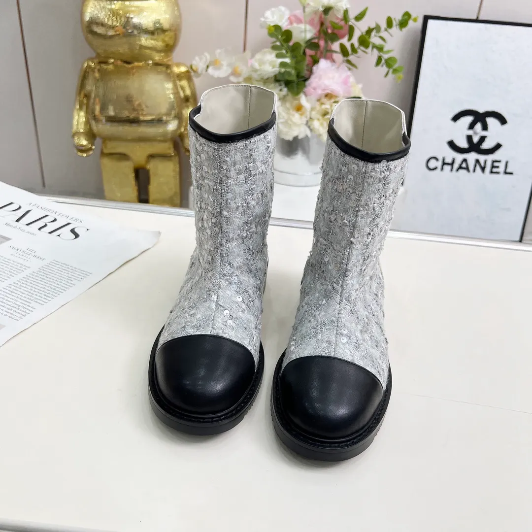 👟👟Ex-factory price 720👟👟 High version of Chanel CHANEL, 🌞🌞🌞Xiaoxiang’s latest 2025 autumn and winter short boots, a must-have item for this autumn and winter season! ! Ms. Chanel loves simple yet irresistible combinations to show her unique style. Mix and match freely to shine⚡Follow Grandma’s fashion steps! ! ! The top-notch craftsmanship and texture are perfectly presented. No matter any details, you can compare them with the counters. The best quality products can be entered and exited from the counters at will! ❶Fabric: imported sheepskin with customized fabrics ❷Lining: sheepskin lining ❸Foot pads: sheepskin ❹Outsole: original molded sole ❺Heel height: 3.5cm ❻Boot shaft height: total height 7 inches ❼Number: 35-40 (40 and 41 are customized and cannot be returned)